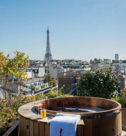 Vista para a Torre Eiffel de um dos hotéis de luxo em Paris