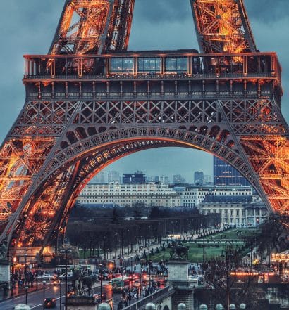 Base da Torre Eiffel toda iluminada, ilustrando post de seguro viagem Paris