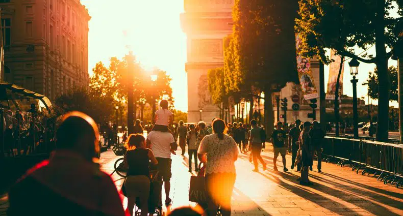 Arco do Triunfo com pessoas próximas, ilustrando post de hotéis para famílias em Paris