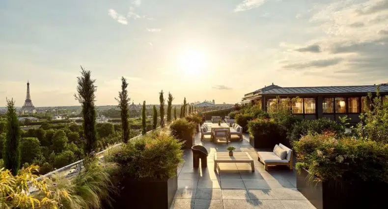 Área com vista para a Torre Eiffel do terraço de um dos melhores hotéis de Paris, o Le Meurice – Dorchester Collection