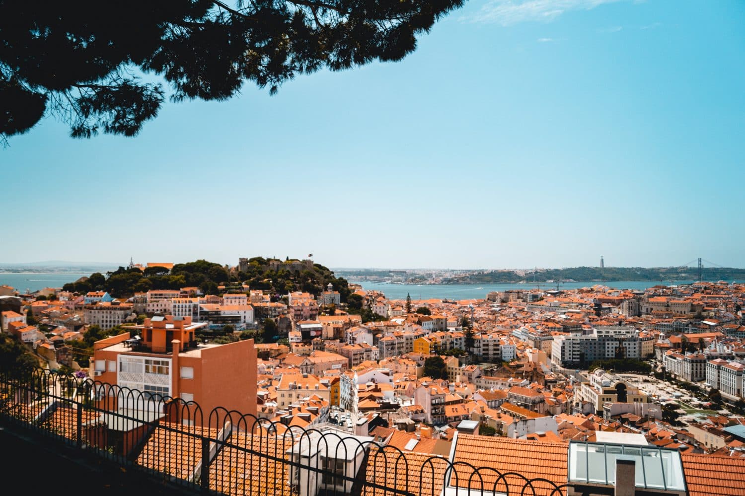 Vista do Rio Tejo de mirante, ilustrando post de hotéis baratos em Lisboa