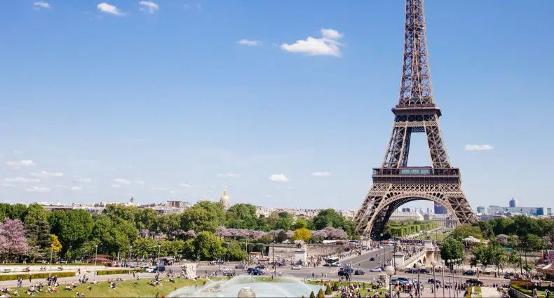 Torre Eiffel, no 7éme, ilustrando post de onde ficar em Paris, num dia de céu aberto na capital francesa
