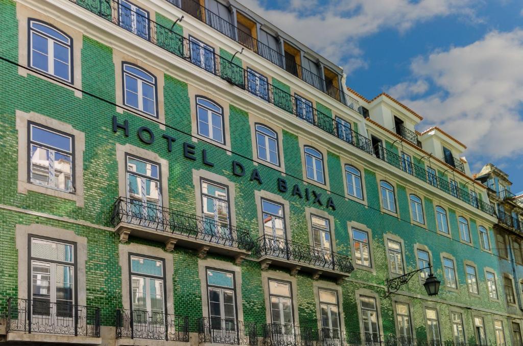 Fachada do Hotel da Baixa toda em verde e com algumas sacadas em meio às janelas lado a lado por toda a parede, para representar hotéis no Chiado em Lisboa