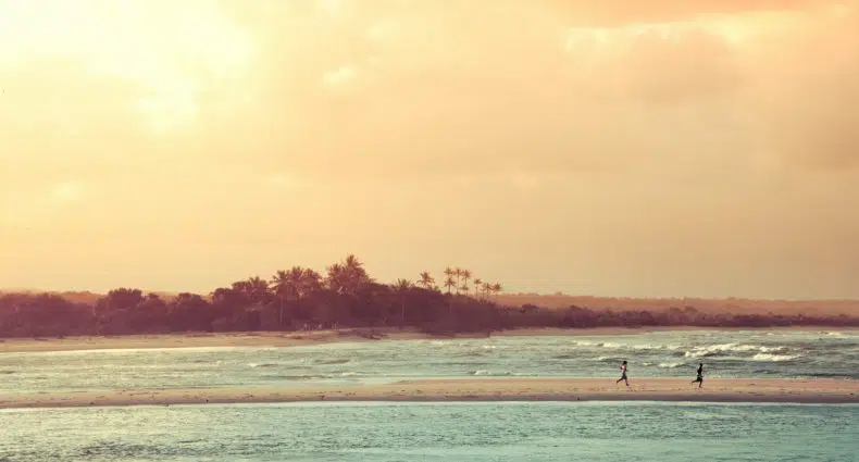 Paisagem de entardecer na Bahia, ilustrando post de pousadas para o Réveillon na Bahia