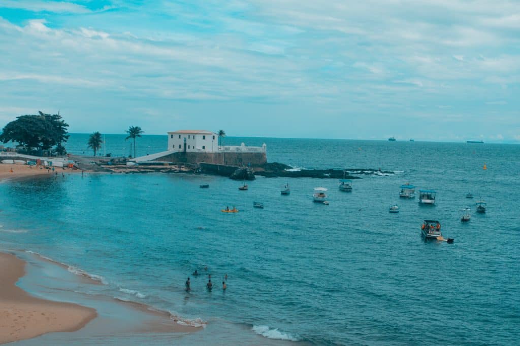 Paisagem do mar que banha a capital da Bahia, Salvador