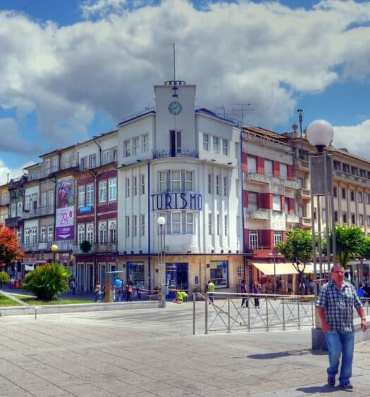 Avenida central de Braga, com edifícios coloridos de comércio, ilustrando post de hotéis em Braga