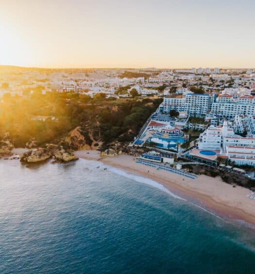 Praia no Algarve com hotel à beira-mar, ilustrando post de Hotéis no Algarve