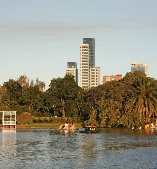 Lago no bairro de Palermo, em Buenos Aires, um dos melhores bairros para reservar hotéis