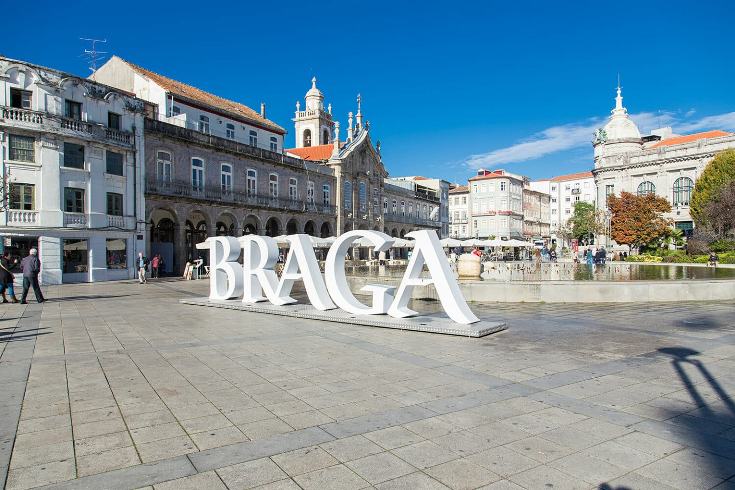 Letreiro no centro de Braga, ilustrando post de onde ficar em Braga