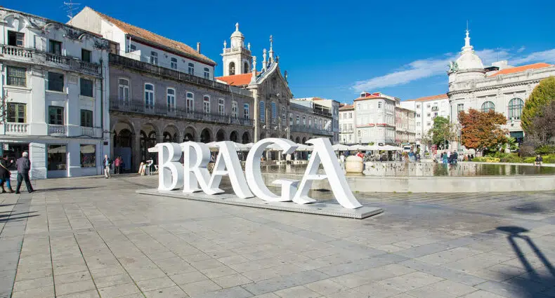 Letreiro no centro de Braga, ilustrando post de onde ficar em Braga