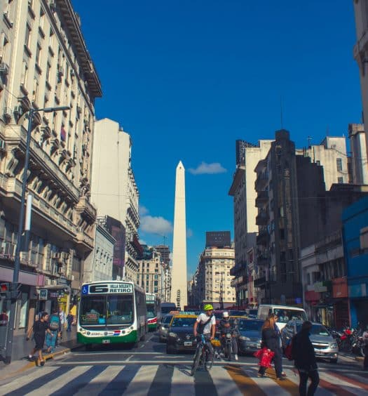 Obelisco, visto de longe na Avenida 9 de Julio, ilustrando capa de post sobre hotéis no centro de Buenos Aires
