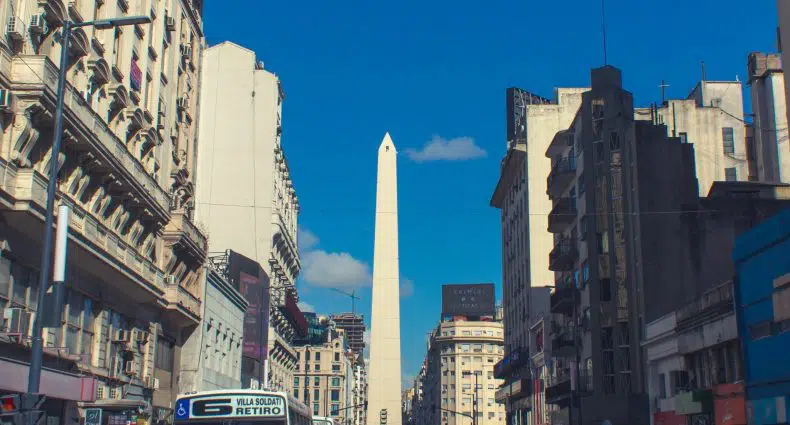 Obelisco, visto de longe na Avenida 9 de Julio, ilustrando capa de post sobre hotéis no centro de Buenos Aires