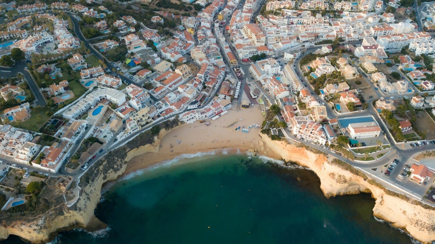 Vista aérea de praia no sul de Portugal, ilustrando post de onde ficar no Algarve