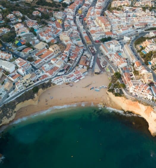 Vista aérea de praia no sul de Portugal, ilustrando post de onde ficar no Algarve