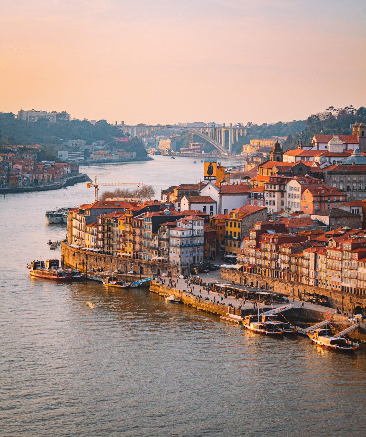 Parte da Ribeira, área da cidade do Porto nas margens do Douro, ilustrando post de hotéis no Porto