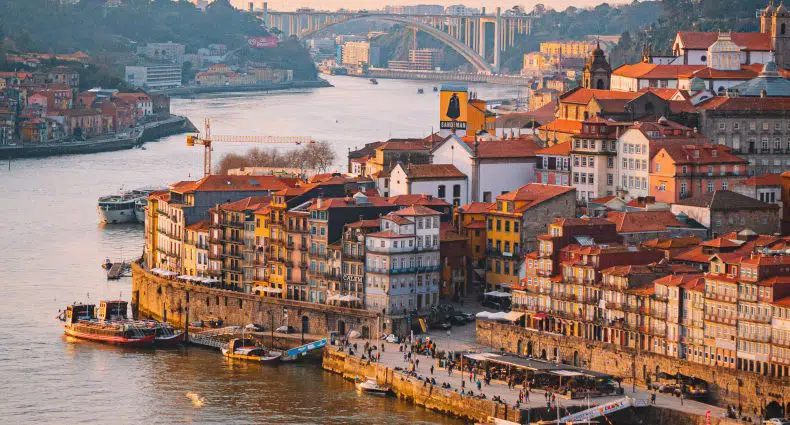 Parte da Ribeira, área da cidade do Porto nas margens do Douro, ilustrando post de hotéis no Porto