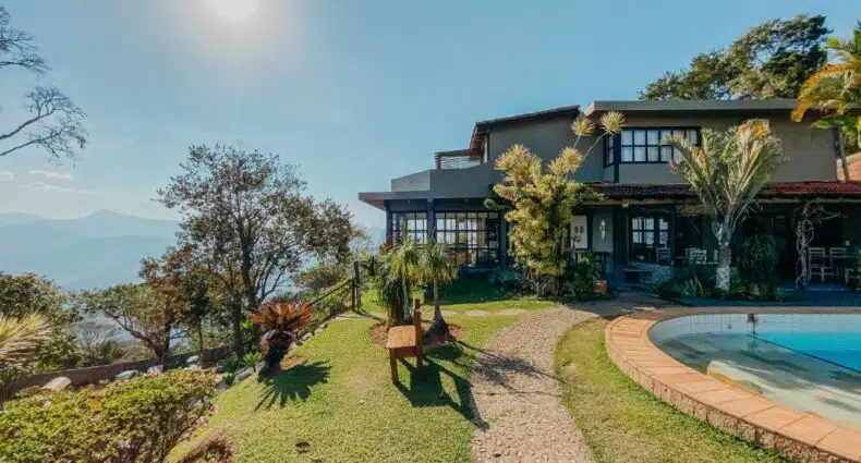 Pousada Le Siramat em Petrópolis, com uma piscina e vista direta para as montanhas, para representar pousadas na Serra Fluminense