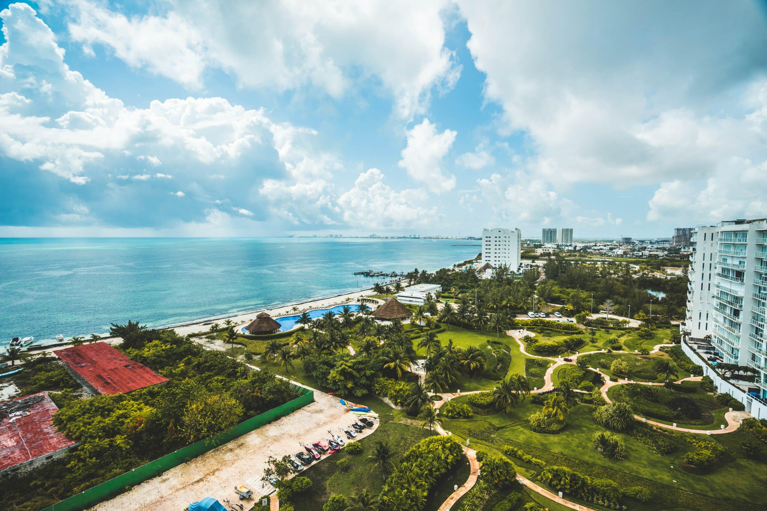 Parte com bastante área verde e com alguns prédios, perto de praia em Cancun