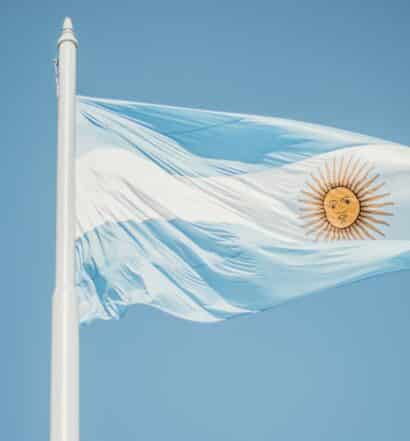 Bandeira da Argentina ilustrando a capa de post sobre seguro viagem Argentina