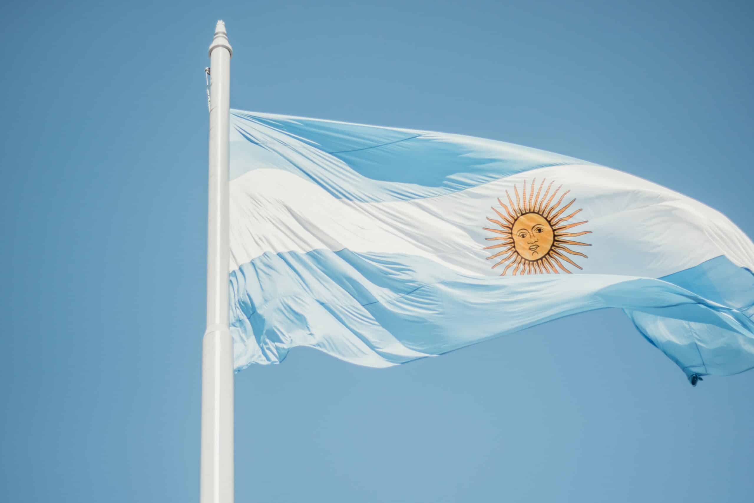 Bandeira da Argentina ilustrando a capa de post sobre seguro viagem Argentina