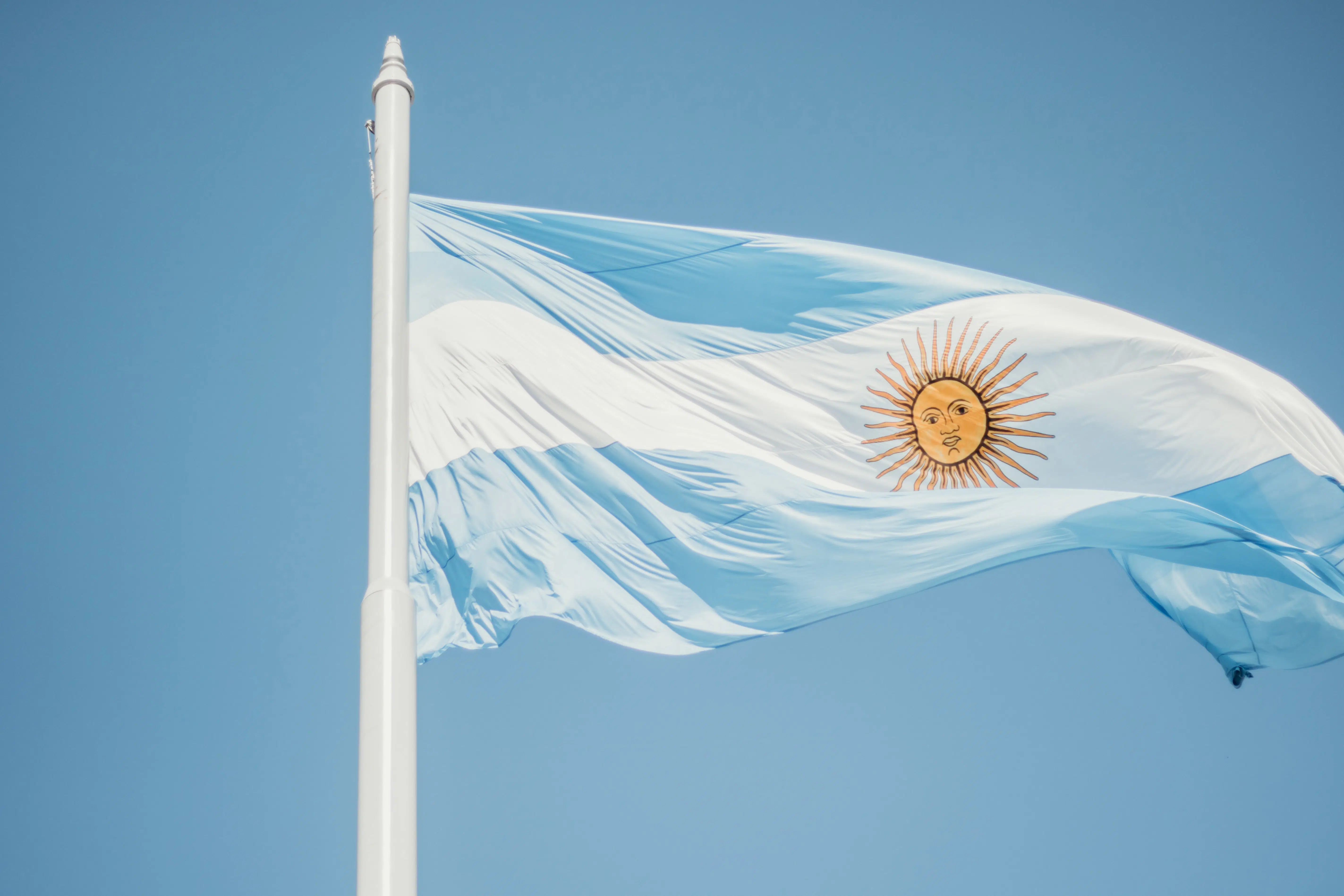 Bandeira da Argentina ilustrando a capa de post sobre seguro viagem Argentina - Foto: Angelica Reyes via Unsplash
