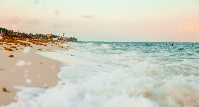 Mar em Cancun, ilustrando post de seguro viagem Cancun