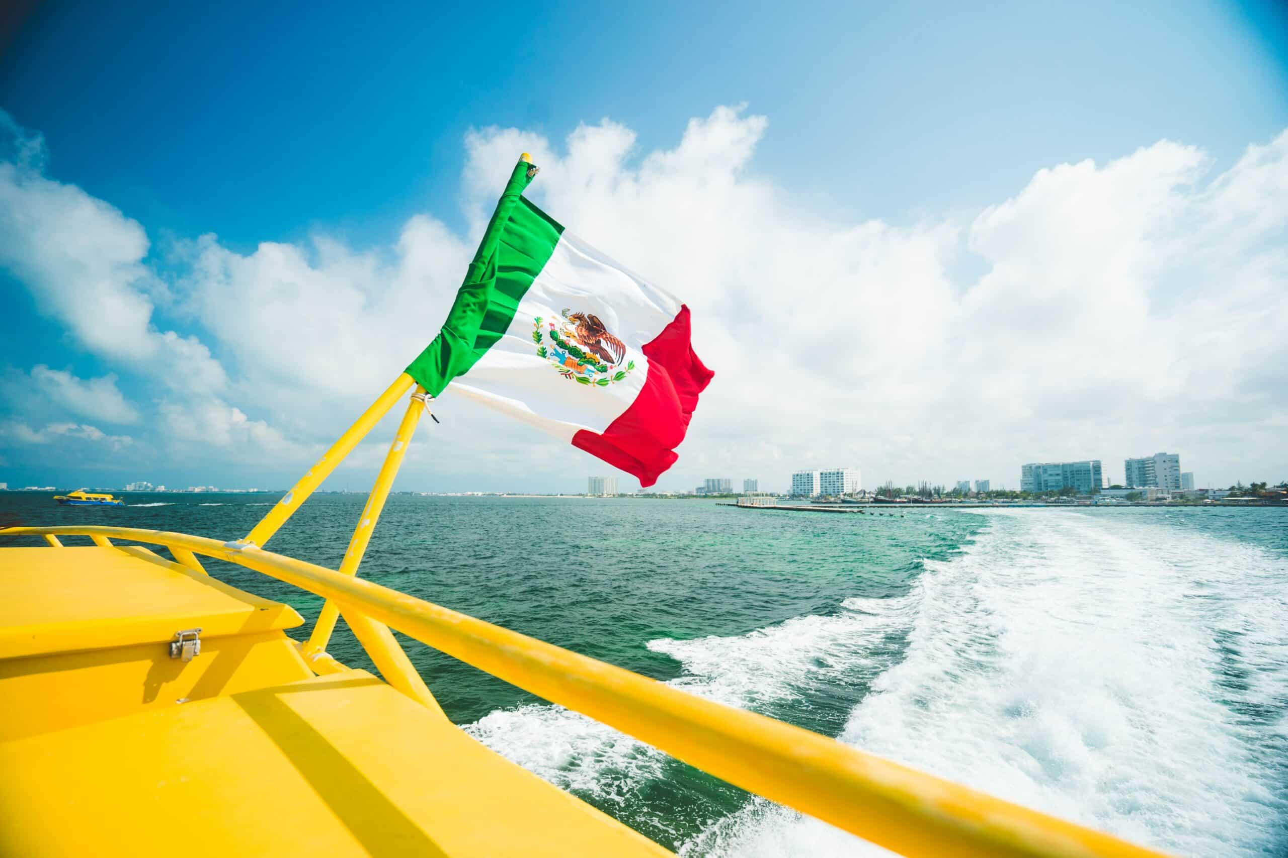 Bandeira do México em embarcação perto de Cancun, ilustrando post de seguro viagem México