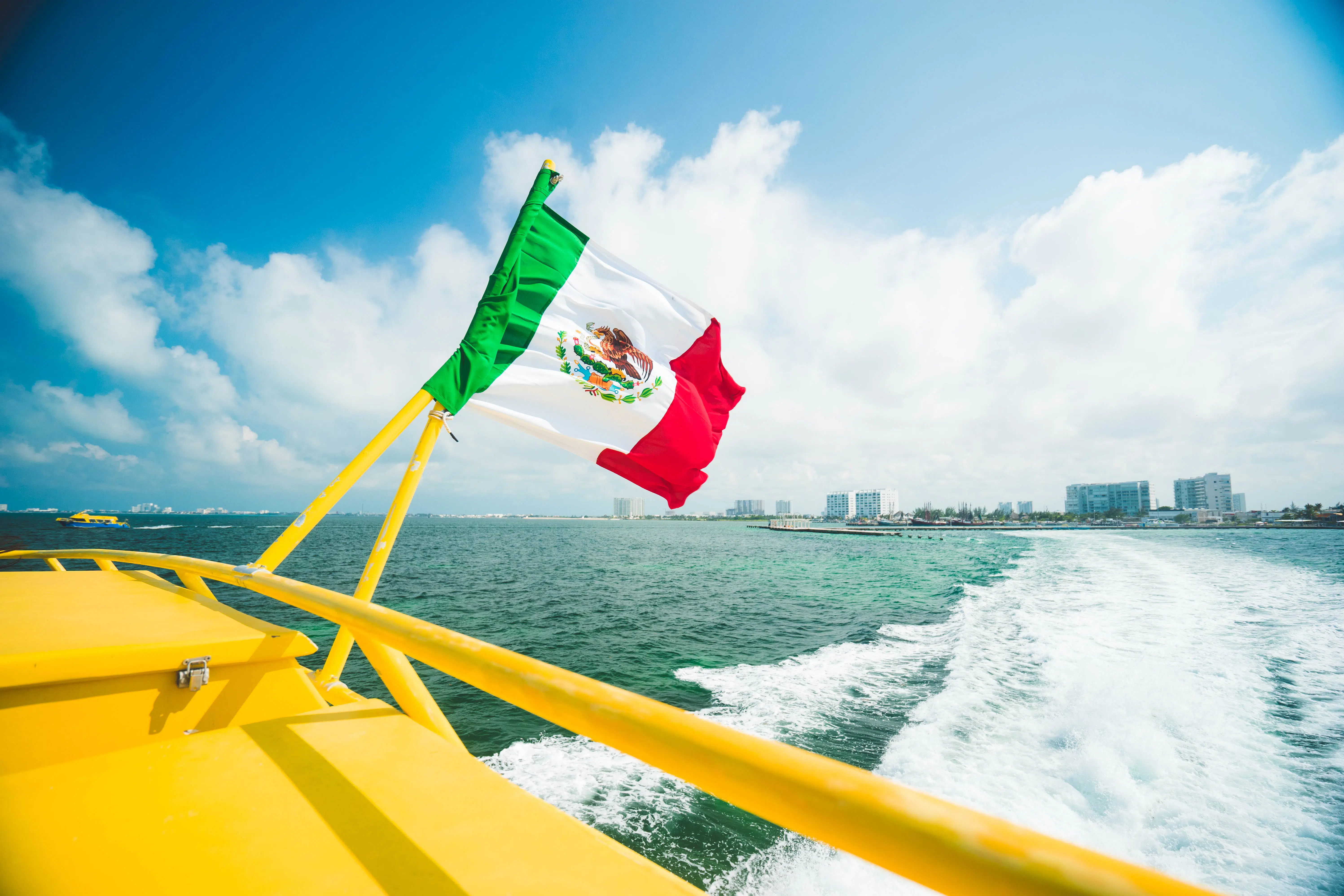 Bandeira do México em embarcação perto de Cancun, ilustrando post de seguro viagem México