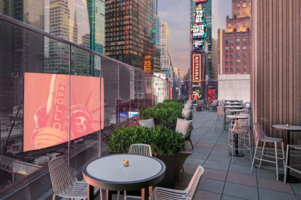 vista da cobertura do hotel New York Marriott Marquis mostrando diversos prédios e outdoors da times square