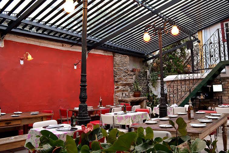 Foto de área externa do Restaurante Escadabaixo em Ouro Preto.