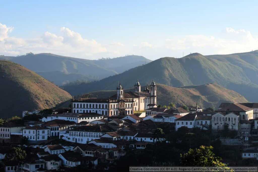 Foto diurna da vista aérea da cidade de Ouro Preto.