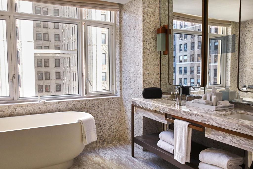banheiro do Four Seasons Hotel New York Downtown