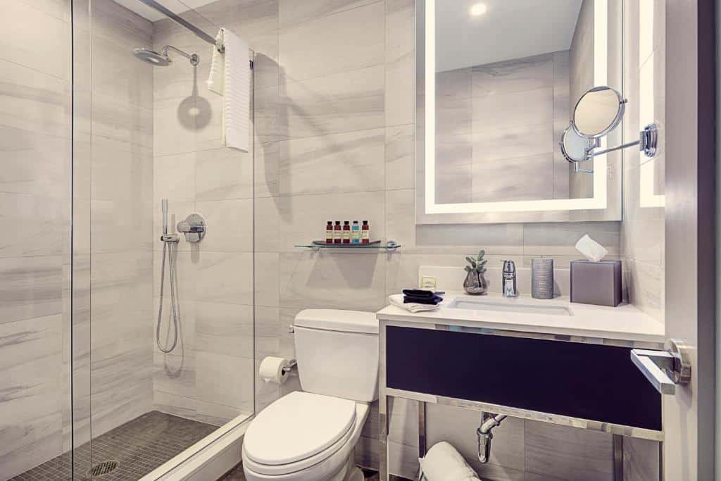 banheiro do Artezen Hotel barato em Nova York