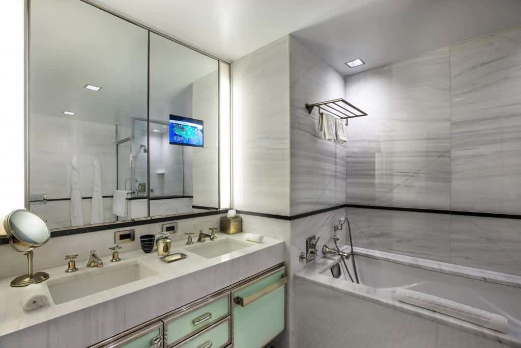 banheiro de um dos melhores hotéis The Mark New York