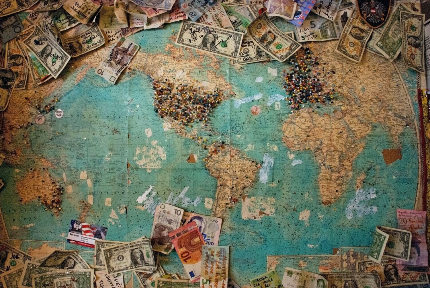 mapa mundi cercado de notas financeiras de diferentes países