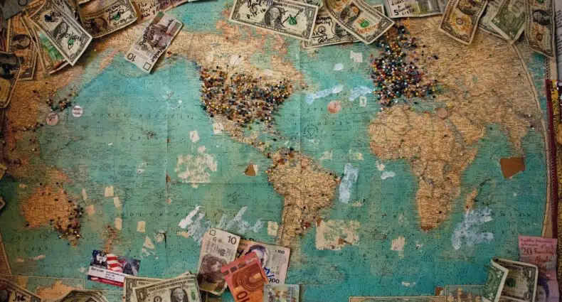 mapa mundi cercado de notas financeiras de diferentes países