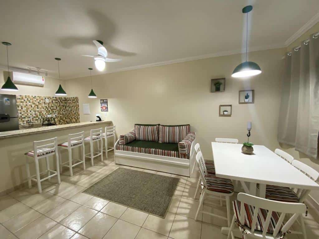 cozinha americana e sala do Flat Riviera de São Lourenço uma opção de airbnb na Riviera de São Lourenço