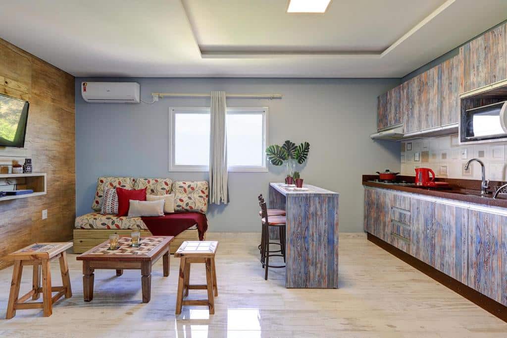 sala com cozinha americana da Campeche Apart 08 - 50m da praia - com vista para o mar uma opção de airbnb em Florianópolis
