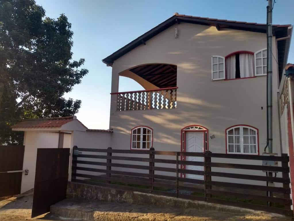 fachada da Casa Batista com cerquinha de madeira uma opção de airbnb em Tiradentes