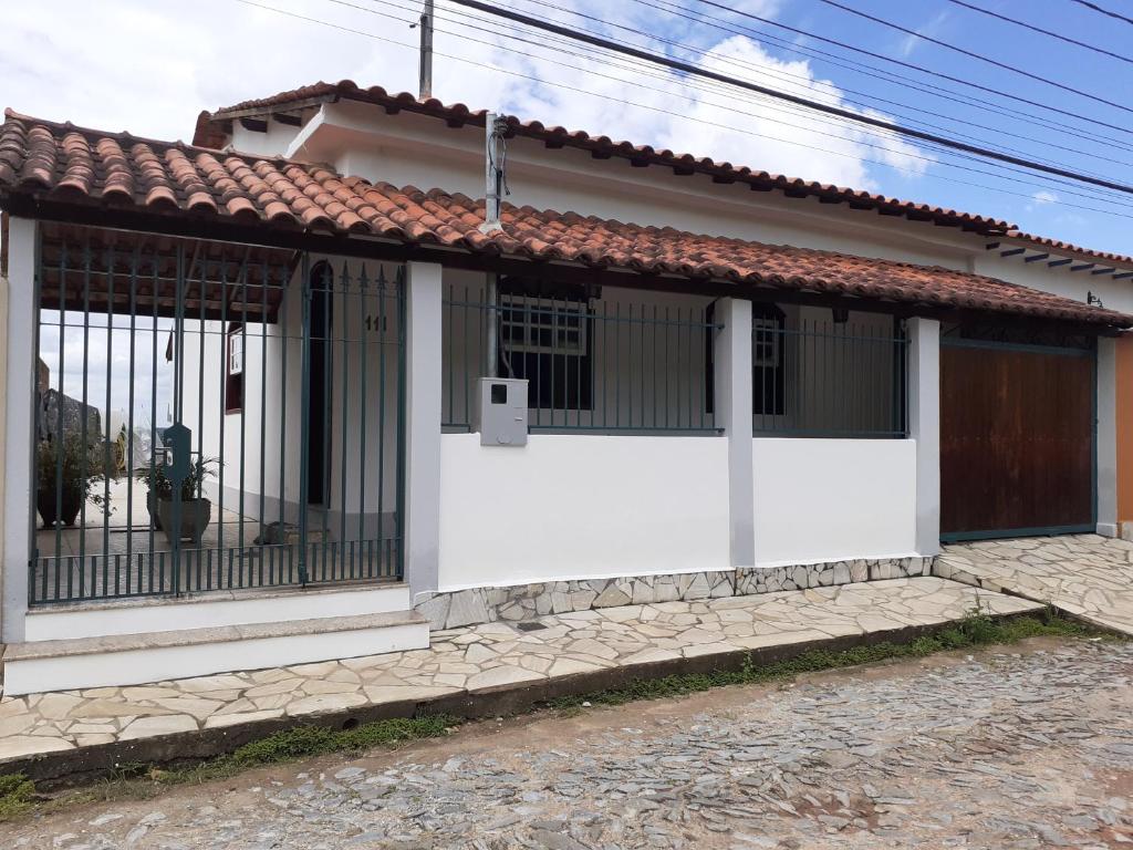 fachada com garagem da Casa do Paulo da Santissima uma opção de airbnb em Tiradentes
