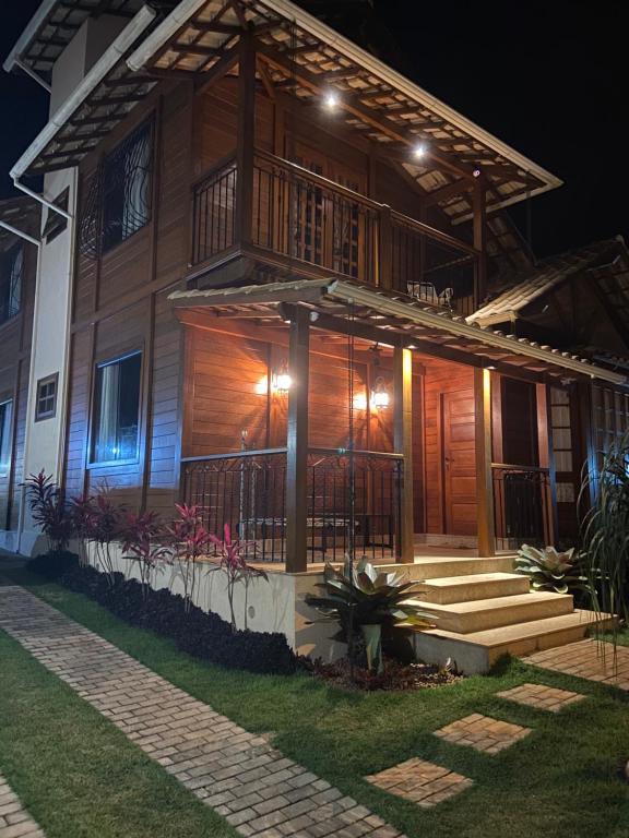 fachada à noite do Tiradentes casa do Beto uma opção de airbnb em Tiradentes
