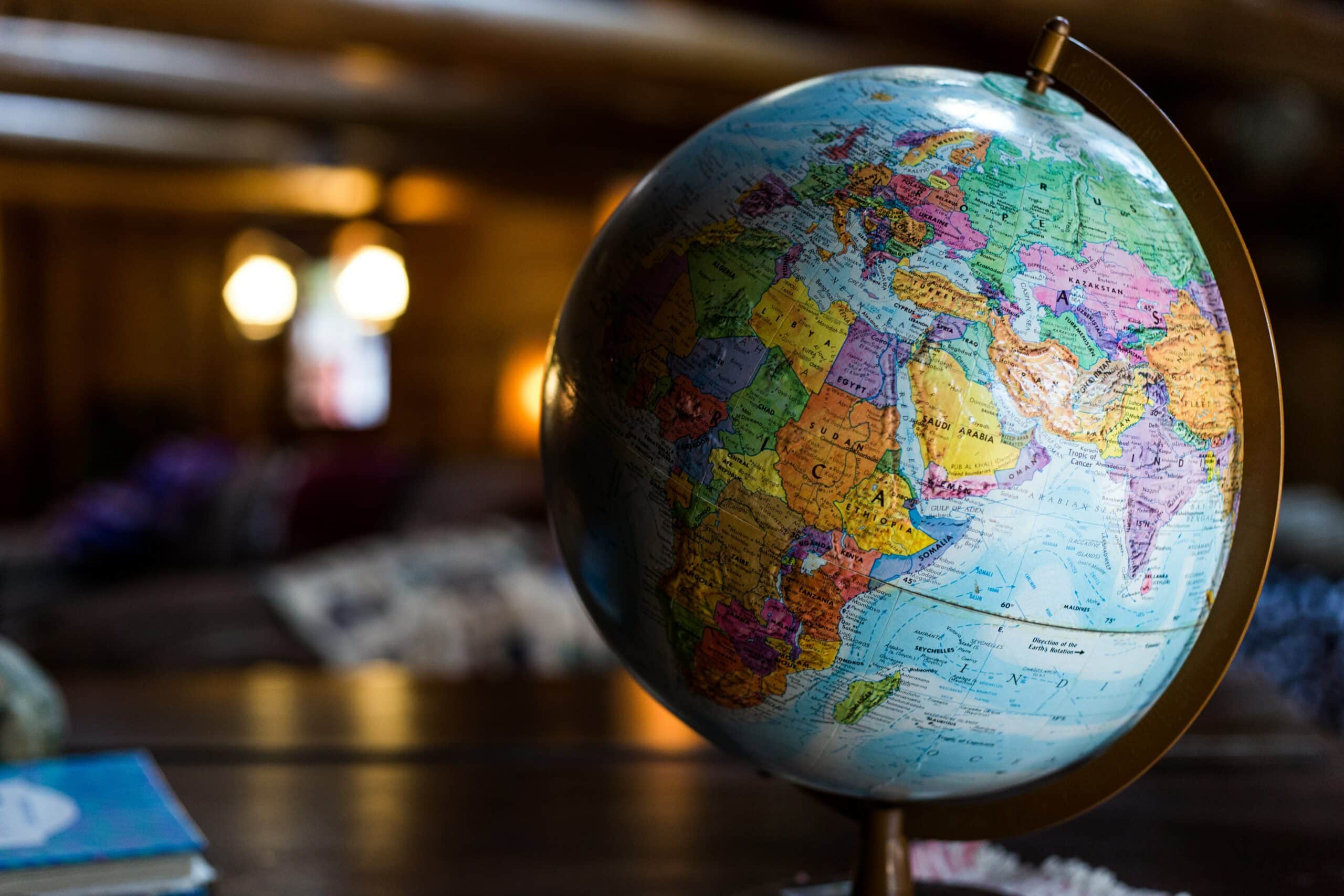 globo terrestre representando as nações do mundo que precisam de um seguro viagem internacional