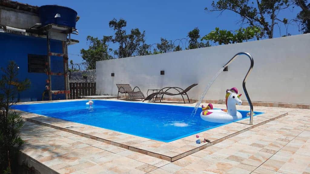 piscina retangular com boia de unicórnio em Aluga-Se Casa Em Boraceia Para Feriados E Fins De Semana