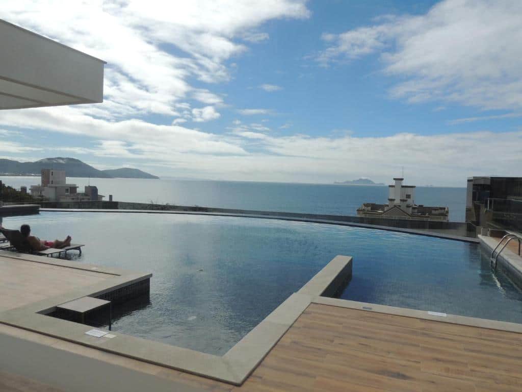 piscina com vista do mar na Bela Cobertura com vista para o mar uma opção de airbnb em Florianópolis