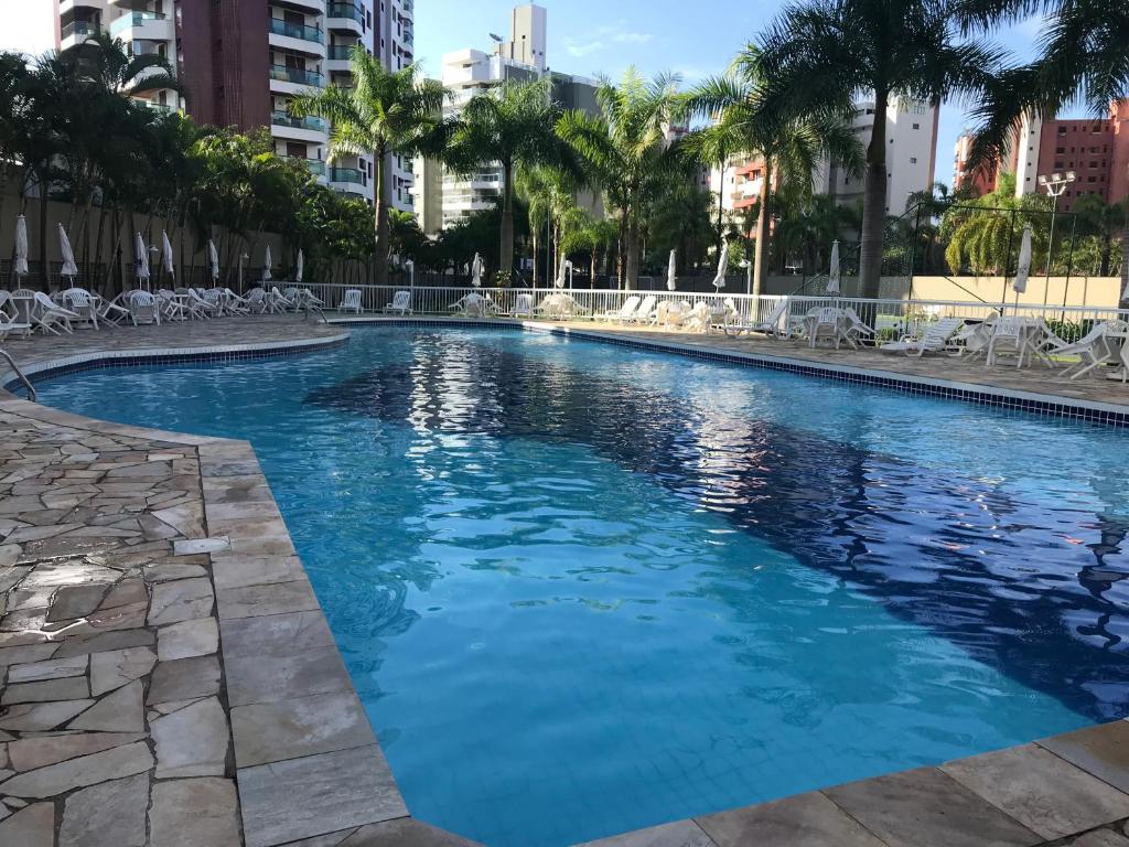 piscina no Boulevard Riviera Flat - Praia uma opção de airbnb na Riviera de São Lourenço