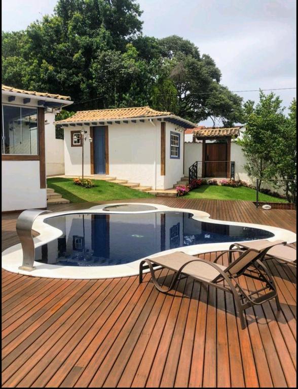 piscina com flat no Flat com Piscina no Centro de Tiradentes uma opção de airbnb em Tiradentes