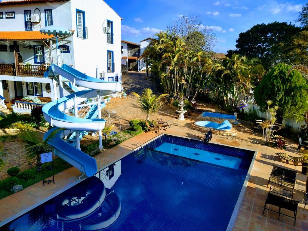 piscina com tobogã no Hotel Serra Vista em Tiradentes