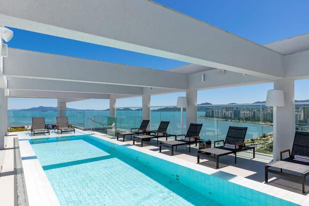 piscina estilosa do LK Design Hotel Florianópolis
