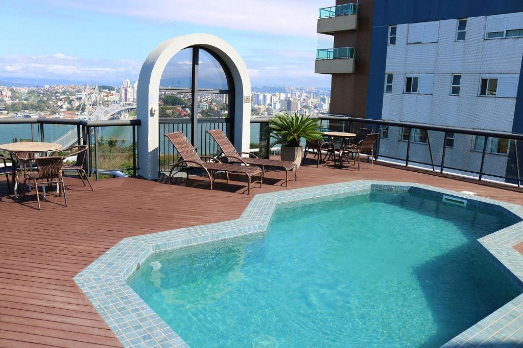 piscina do Lindacap Flat Residence uma opção de airbnb em Florianópolis
