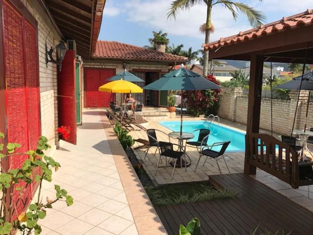 piscina e área externa do Refúgio da Coruja uma opção de airbnb em Florianópolis